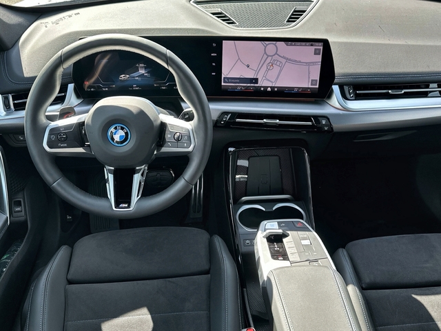 BMW iX1 eDrive20 color Blanco. Año 2025. 150KW(204CV). Eléctrico. En concesionario Triocar Avilés (Bmw y Mini) de Asturias