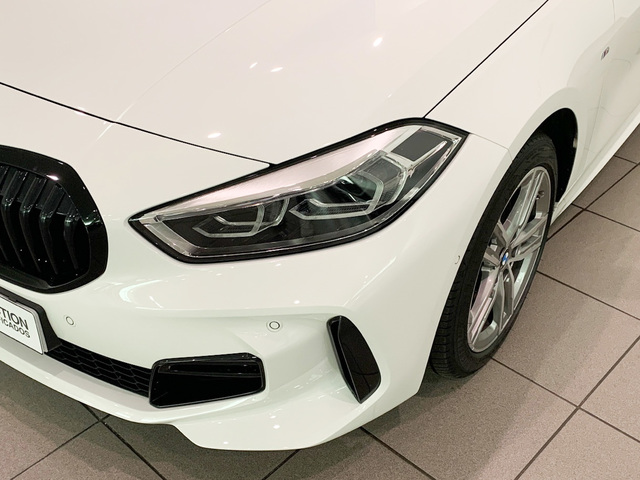 BMW Serie 1 120d color Blanco. Año 2024. 140KW(190CV). Diésel. En concesionario Celtamotor Lalín de Pontevedra