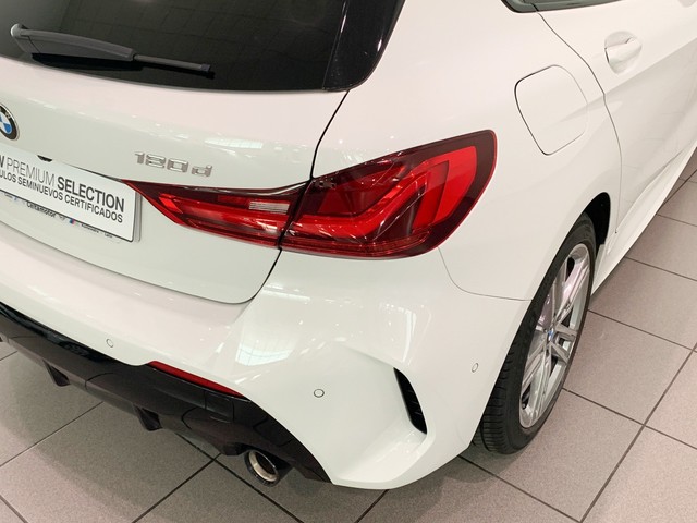 BMW Serie 1 120d color Blanco. Año 2024. 140KW(190CV). Diésel. En concesionario Celtamotor Lalín de Pontevedra