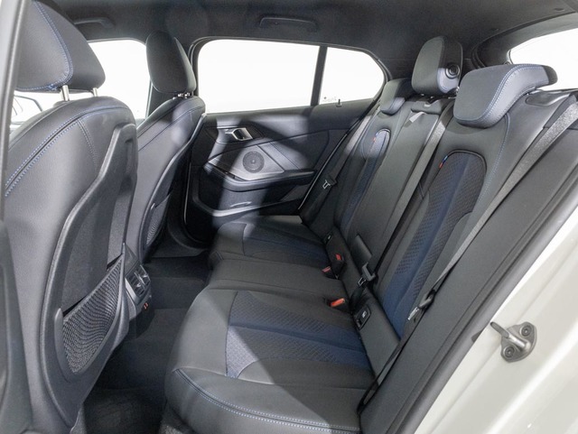 BMW Serie 1 118d color Blanco. Año 2024. 110KW(150CV). Diésel. En concesionario Oliva Motor Girona de Girona