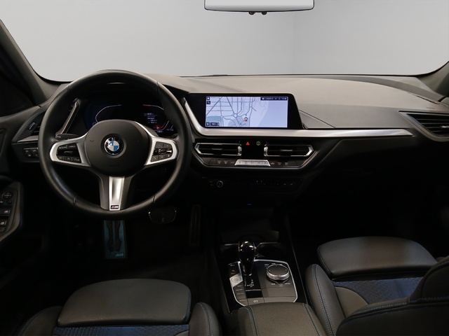 BMW Serie 1 118d color Negro. Año 2024. 110KW(150CV). Diésel. En concesionario GANDIA Automoviles Fersan, S.A. de Valencia
