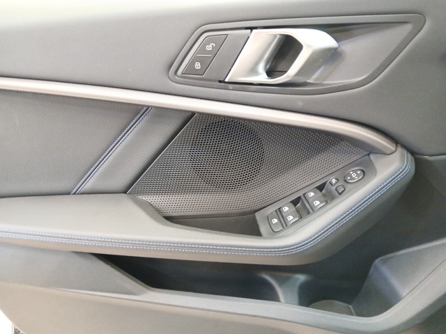 BMW Serie 1 118d color Negro. Año 2024. 110KW(150CV). Diésel. En concesionario GANDIA Automoviles Fersan, S.A. de Valencia