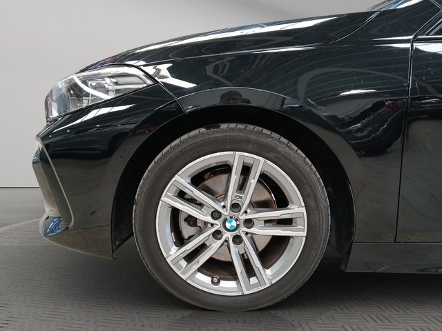 BMW Serie 1 118d color Negro. Año 2024. 110KW(150CV). Diésel. En concesionario GANDIA Automoviles Fersan, S.A. de Valencia