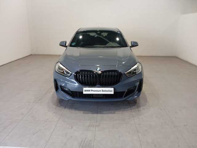 BMW Serie 1 118d color Gris. Año 2024. 110KW(150CV). Diésel. En concesionario Motor Munich Cadi - Manresa - VO de Barcelona