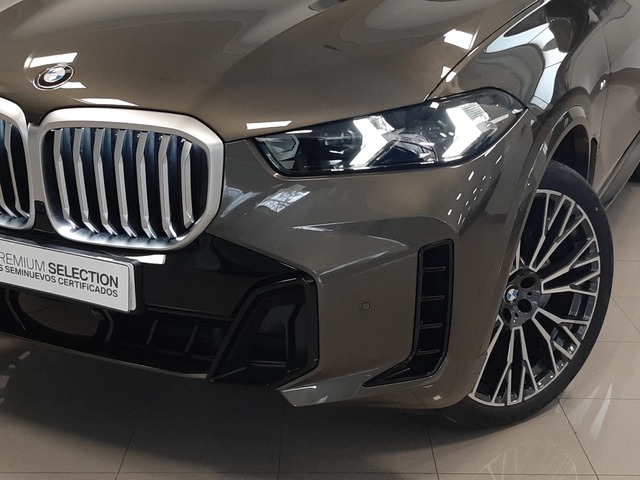 BMW X5 xDrive30d color Marrón. Año 2025. 219KW(298CV). Diésel. En concesionario Automoviles Bertolin S.L. de Valencia