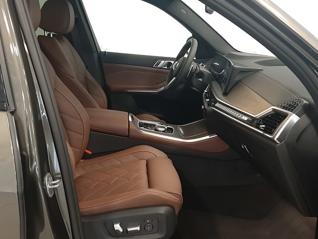 BMW X5 xDrive30d color Marrón. Año 2025. 219KW(298CV). Diésel. En concesionario Automoviles Bertolin S.L. de Valencia