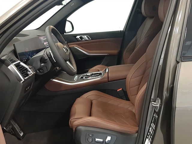 BMW X5 xDrive30d color Marrón. Año 2025. 219KW(298CV). Diésel. En concesionario Automoviles Bertolin S.L. de Valencia