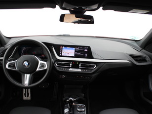 BMW Serie 1 118d color Rojo. Año 2024. 110KW(150CV). Diésel. En concesionario Augusta Aragon S.A. de Zaragoza