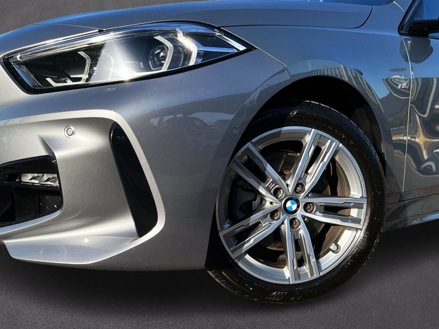 BMW Serie 1 118d color Gris. Año 2024. 110KW(150CV). Diésel. En concesionario CARTAGENA PREMIUM S.L. de Murcia