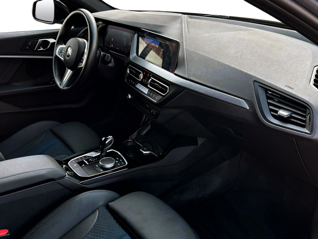BMW Serie 1 118d color Gris. Año 2024. 110KW(150CV). Diésel. En concesionario CARTAGENA PREMIUM S.L. de Murcia