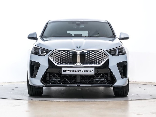 BMW iX2 eDrive20 color Gris. Año 2025. 150KW(204CV). Eléctrico. En concesionario Oliva Motor Tarragona de Tarragona