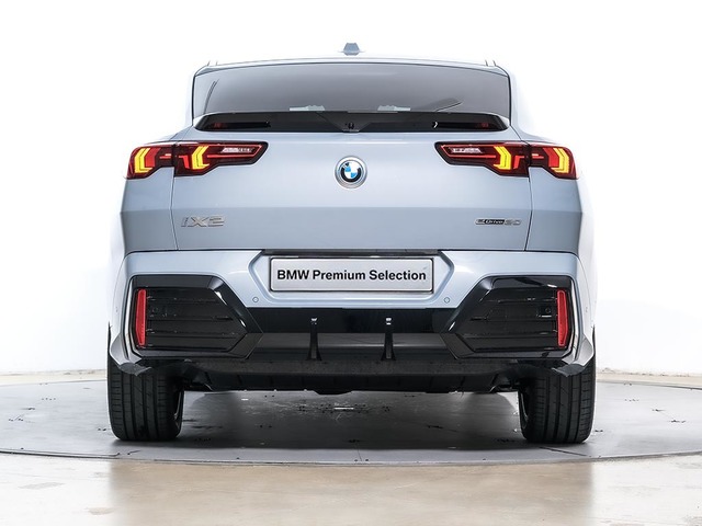 BMW iX2 eDrive20 color Gris. Año 2025. 150KW(204CV). Eléctrico. En concesionario Oliva Motor Tarragona de Tarragona
