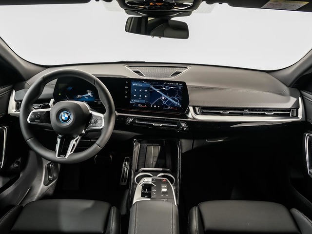 BMW iX2 eDrive20 color Gris. Año 2025. 150KW(204CV). Eléctrico. En concesionario Oliva Motor Tarragona de Tarragona