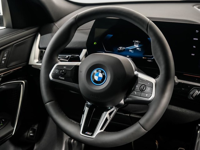 BMW iX2 eDrive20 color Gris. Año 2025. 150KW(204CV). Eléctrico. En concesionario Oliva Motor Tarragona de Tarragona