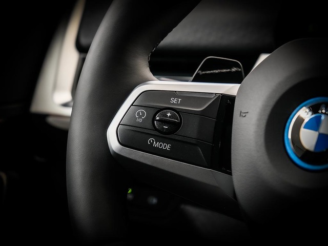 BMW iX2 eDrive20 color Gris. Año 2025. 150KW(204CV). Eléctrico. En concesionario Oliva Motor Tarragona de Tarragona