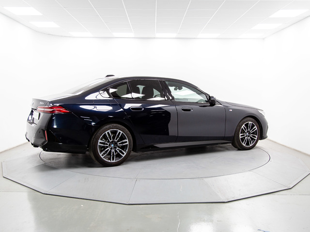 BMW Serie 5 520d color Negro. Año 2024. 145KW(197CV). Diésel. En concesionario Móvil Begar Alicante de Alicante