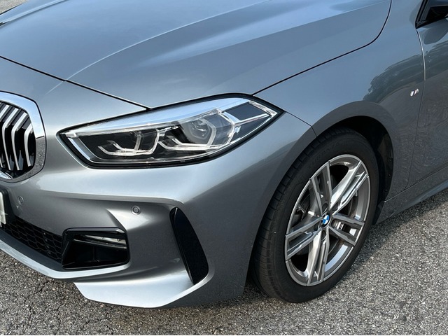 BMW Serie 1 118d color Gris. Año 2024. 110KW(150CV). Diésel. En concesionario Celtamotor Caldas Reis de Pontevedra