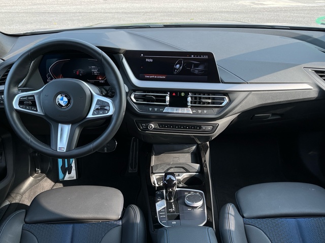 BMW Serie 1 118d color Gris. Año 2024. 110KW(150CV). Diésel. En concesionario Celtamotor Caldas Reis de Pontevedra