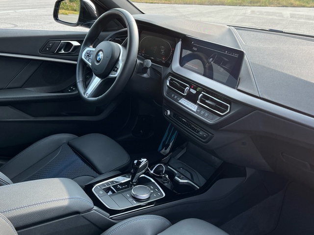 BMW Serie 1 118d color Gris. Año 2024. 110KW(150CV). Diésel. En concesionario Celtamotor Caldas Reis de Pontevedra