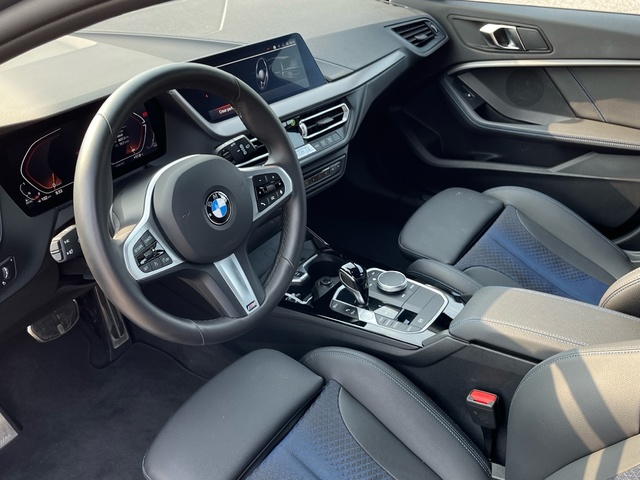 BMW Serie 1 118d color Gris. Año 2024. 110KW(150CV). Diésel. En concesionario Celtamotor Caldas Reis de Pontevedra