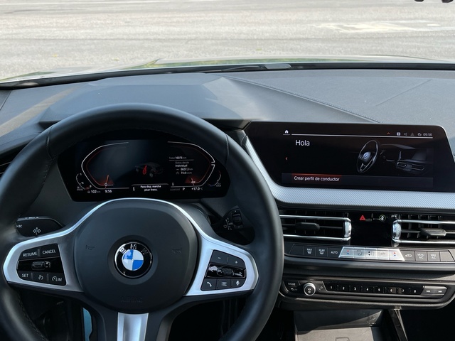 BMW Serie 1 118d color Gris. Año 2024. 110KW(150CV). Diésel. En concesionario Celtamotor Caldas Reis de Pontevedra