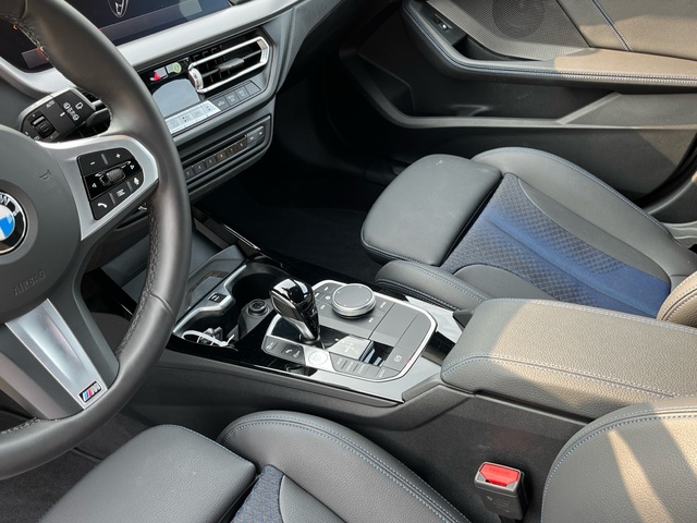 BMW Serie 1 118d color Gris. Año 2024. 110KW(150CV). Diésel. En concesionario Celtamotor Caldas Reis de Pontevedra
