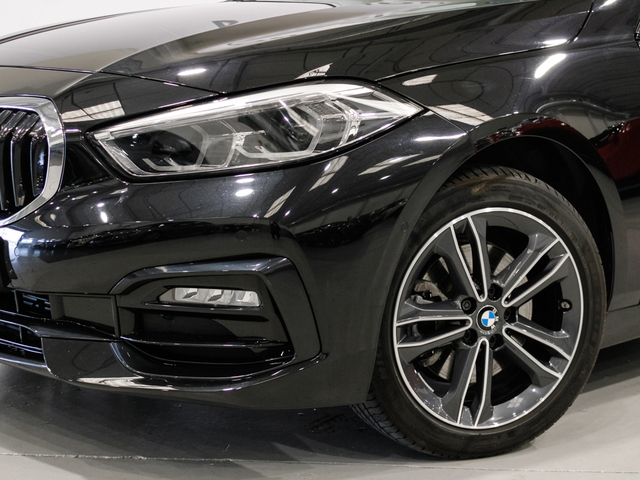 BMW Serie 1 118i color Negro. Año 2021. 103KW(140CV). Gasolina. En concesionario Barcelona Premium -- GRAN VIA de Barcelona