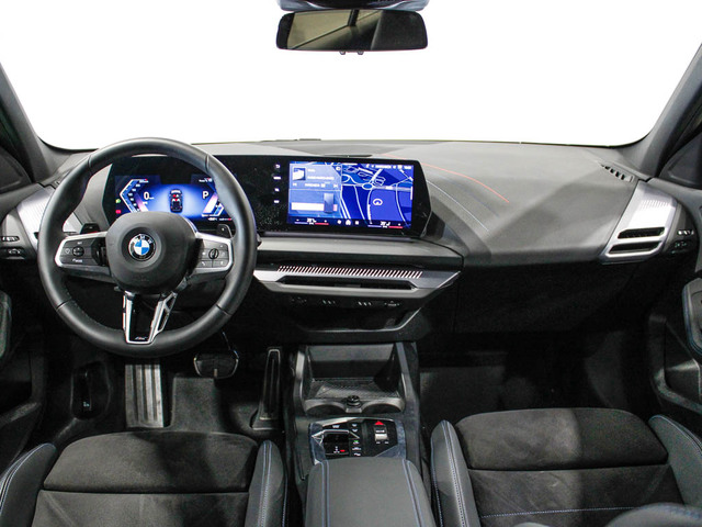 BMW Serie 1 118d color Negro. Año 2025. 110KW(150CV). Diésel. En concesionario Barcelona Premium -- GRAN VIA de Barcelona