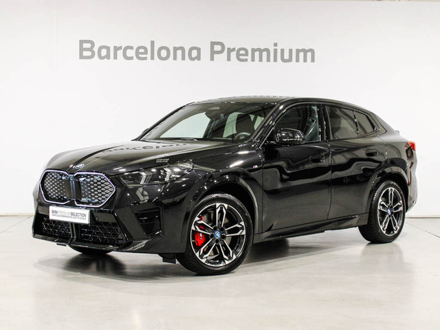 BMW iX2 xDrive30 color Negro. Año 2025. 230KW(313CV). Eléctrico. En concesionario Barcelona Premium -- GRAN VIA de Barcelona