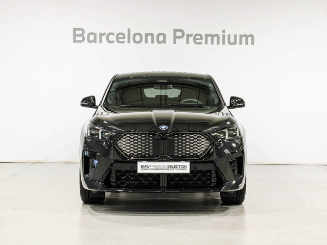 BMW iX2 xDrive30 color Negro. Año 2025. 230KW(313CV). Eléctrico. En concesionario Barcelona Premium -- GRAN VIA de Barcelona