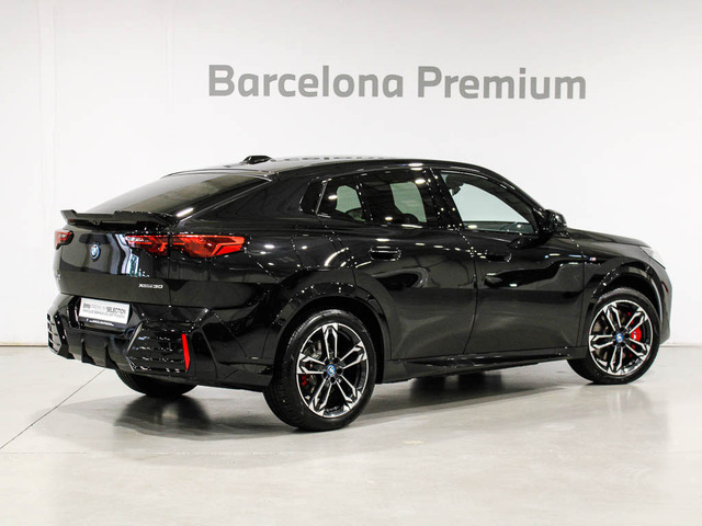 BMW iX2 xDrive30 color Negro. Año 2025. 230KW(313CV). Eléctrico. En concesionario Barcelona Premium -- GRAN VIA de Barcelona