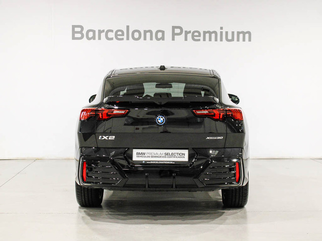 BMW iX2 xDrive30 color Negro. Año 2025. 230KW(313CV). Eléctrico. En concesionario Barcelona Premium -- GRAN VIA de Barcelona