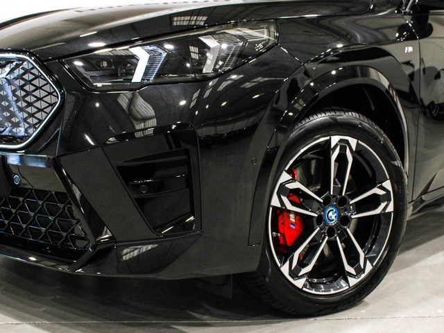 BMW iX2 xDrive30 color Negro. Año 2025. 230KW(313CV). Eléctrico. En concesionario Barcelona Premium -- GRAN VIA de Barcelona
