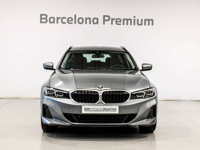 BMW Serie 3 318d Touring color Gris. Año 2025. 110KW(150CV). Diésel. En concesionario Barcelona Premium -- GRAN VIA de Barcelona
