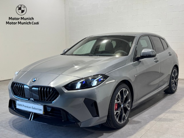 BMW Serie 1 120i color Gris. Año 2024. 125KW(170CV). Gasolina. En concesionario Motor Munich - Terrassa - VO de Barcelona