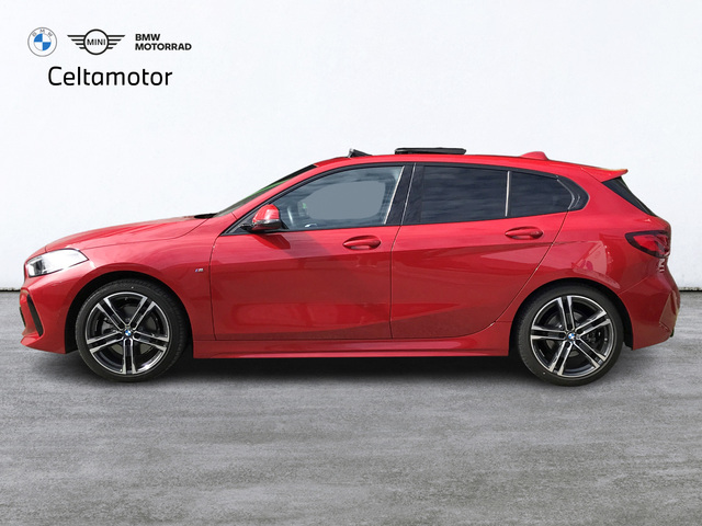 BMW Serie 1 118d color Rojo. Año 2024. 110KW(150CV). Diésel. En concesionario Celtamotor Vigo de Pontevedra