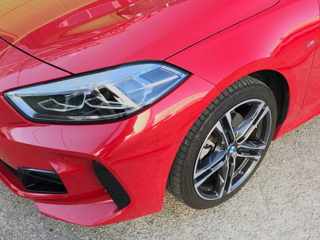 BMW Serie 1 118d color Rojo. Año 2024. 110KW(150CV). Diésel. En concesionario Celtamotor Vigo de Pontevedra