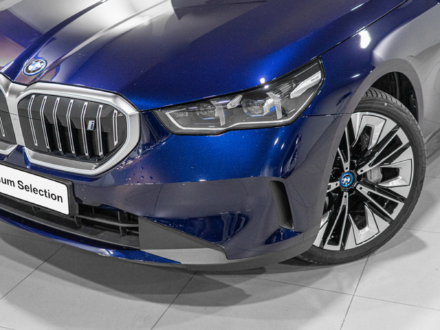 BMW i5 eDrive40 color Azul. Año 2025. 250KW(340CV). Eléctrico. En concesionario Caetano Cuzco Raimundo Fernandez Villaverde, 45 de Madrid