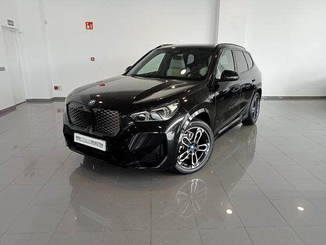 BMW iX1 xDrive30 color Negro. Año 2025. 230KW(313CV). Eléctrico. En concesionario Mandel Motor Badajoz de Badajoz