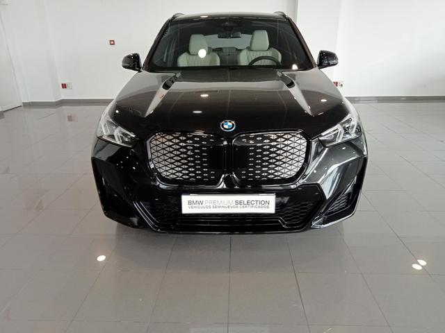 BMW iX1 xDrive30 color Negro. Año 2025. 230KW(313CV). Eléctrico. En concesionario Mandel Motor Badajoz de Badajoz