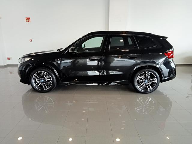 BMW iX1 xDrive30 color Negro. Año 2025. 230KW(313CV). Eléctrico. En concesionario Mandel Motor Badajoz de Badajoz