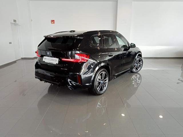BMW iX1 xDrive30 color Negro. Año 2025. 230KW(313CV). Eléctrico. En concesionario Mandel Motor Badajoz de Badajoz