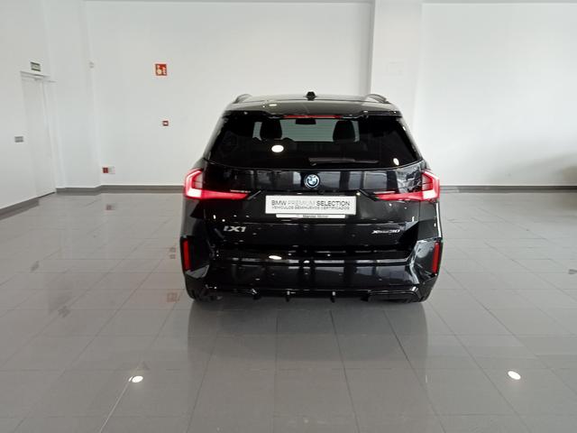 BMW iX1 xDrive30 color Negro. Año 2025. 230KW(313CV). Eléctrico. En concesionario Mandel Motor Badajoz de Badajoz