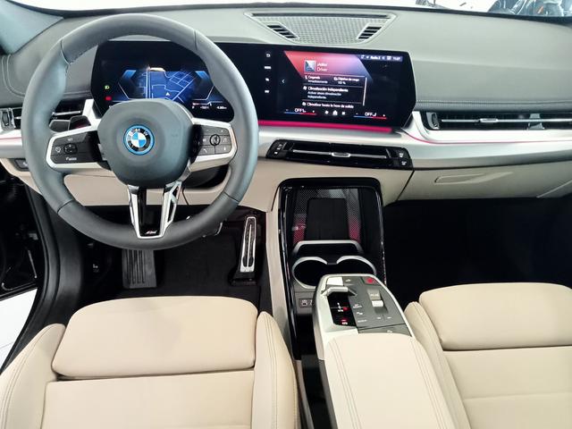 BMW iX1 xDrive30 color Negro. Año 2025. 230KW(313CV). Eléctrico. En concesionario Mandel Motor Badajoz de Badajoz