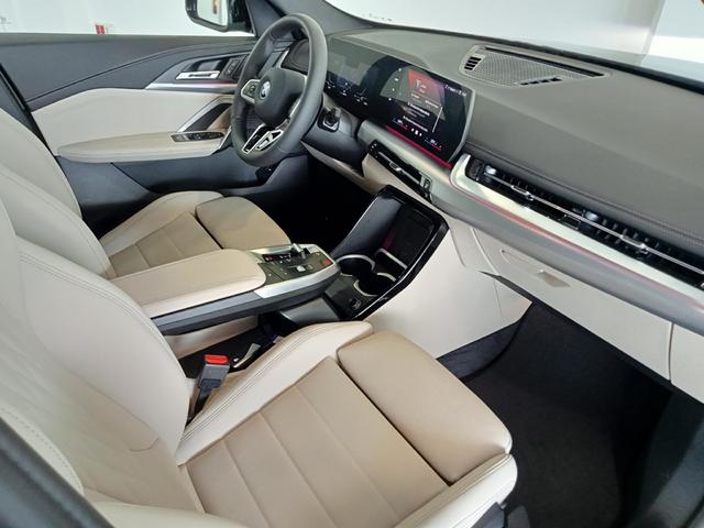 BMW iX1 xDrive30 color Negro. Año 2025. 230KW(313CV). Eléctrico. En concesionario Mandel Motor Badajoz de Badajoz