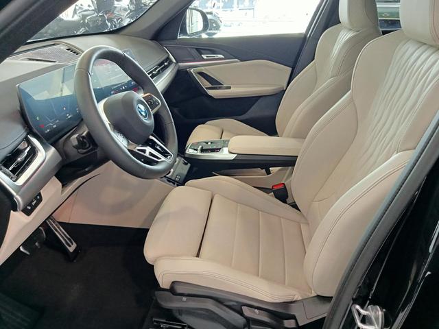 BMW iX1 xDrive30 color Negro. Año 2025. 230KW(313CV). Eléctrico. En concesionario Mandel Motor Badajoz de Badajoz