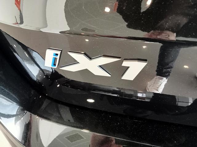 BMW iX1 xDrive30 color Negro. Año 2025. 230KW(313CV). Eléctrico. En concesionario Mandel Motor Badajoz de Badajoz