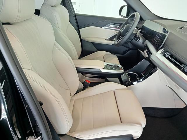BMW iX1 xDrive30 color Negro. Año 2025. 230KW(313CV). Eléctrico. En concesionario Mandel Motor Badajoz de Badajoz