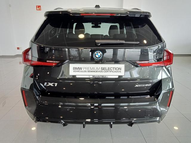 BMW iX1 xDrive30 color Negro. Año 2025. 230KW(313CV). Eléctrico. En concesionario Mandel Motor Badajoz de Badajoz