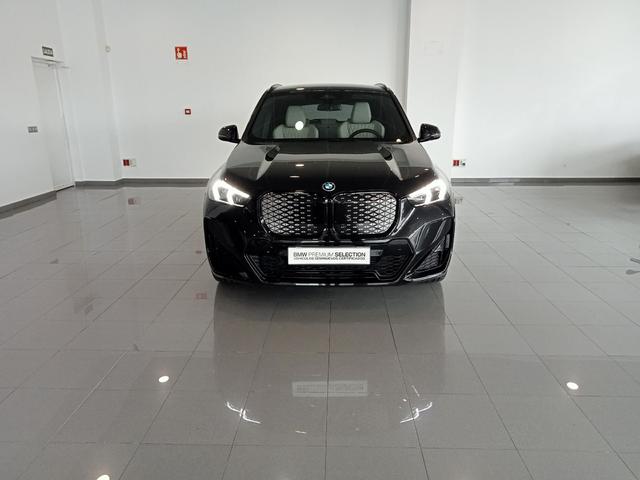 BMW iX1 xDrive30 color Negro. Año 2025. 230KW(313CV). Eléctrico. En concesionario Mandel Motor Badajoz de Badajoz